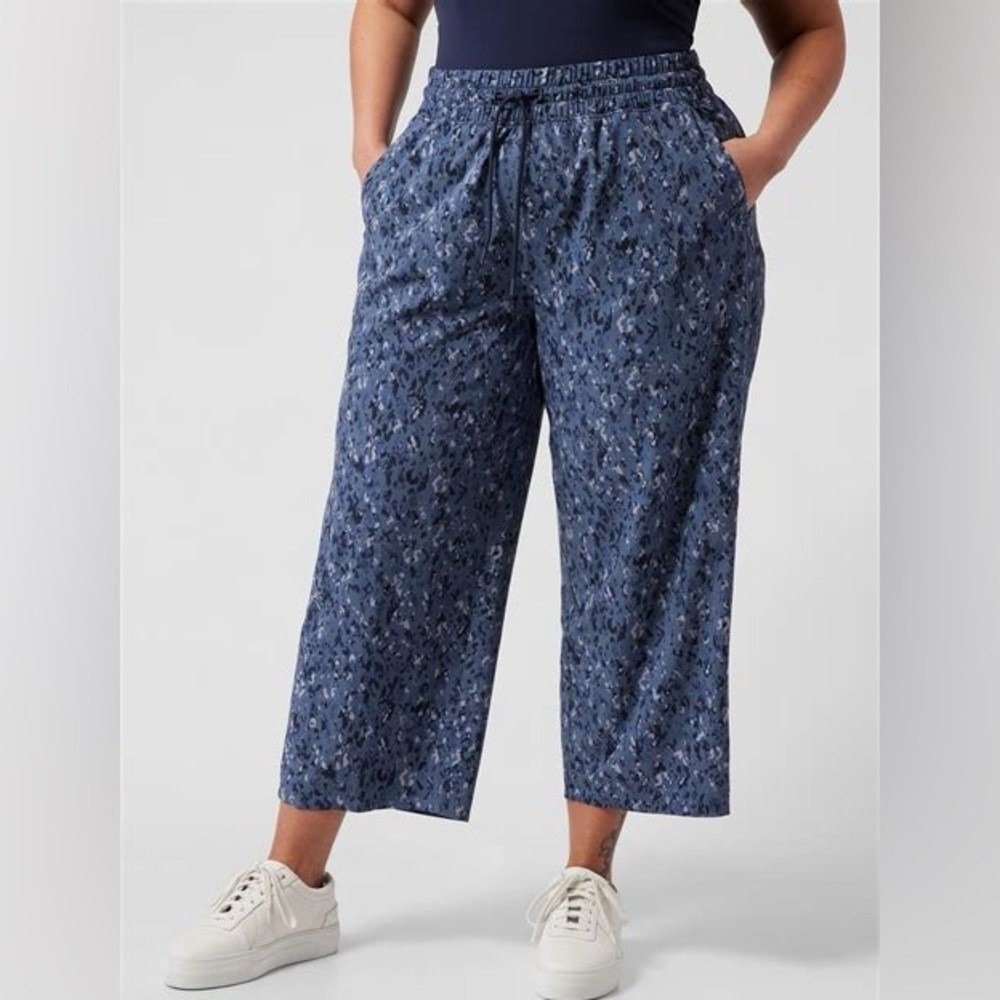 Athleta Avenue Wide Leg Crop Pant in Blue Camo Women 8 Travel Yoga NWOT